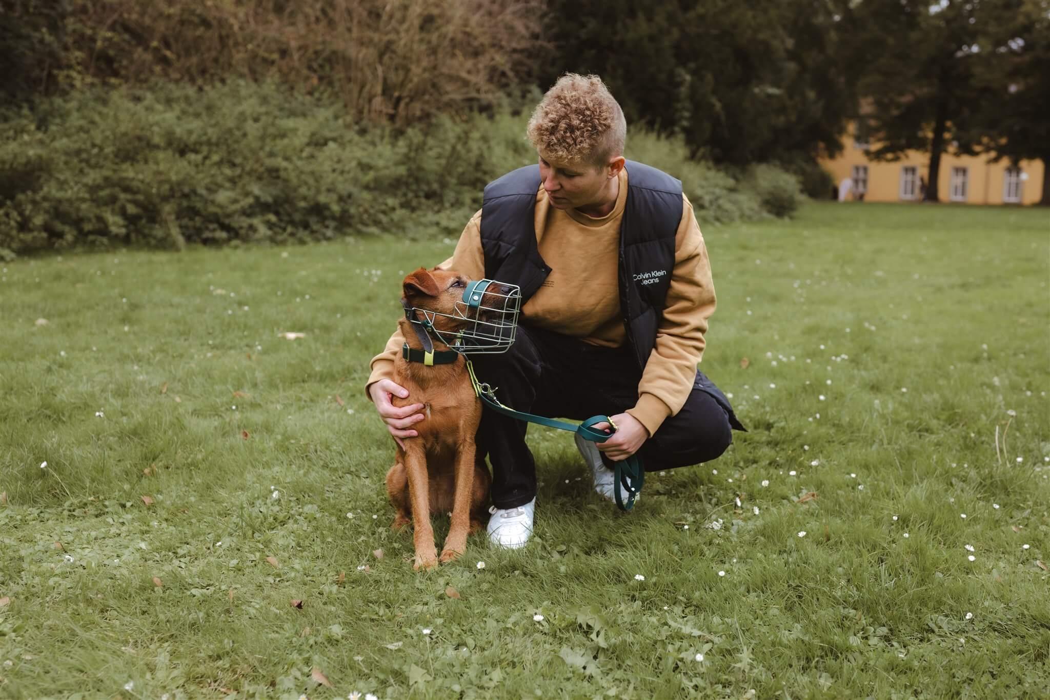 Individuelle Ansätze statt Schema F Jeder Hund ist einzigartig, genau wie seine Menschen. Darum arbeite ich methodenoffen und passe mein Training individuell an eure Bedürfnisse an. Egal, ob du einen verspielten Welpen, einen pubertären Junghund oder einen verhaltenskreativen Hund an deiner Seite hast – in meinem Mensch-Hund-Training sind alle Teams willkommen. Ich biete dir keine starren Standardlösungen, sondern ein flexibles Trainingskonzept, das auf eure persönliche Situation zugeschnitten ist.