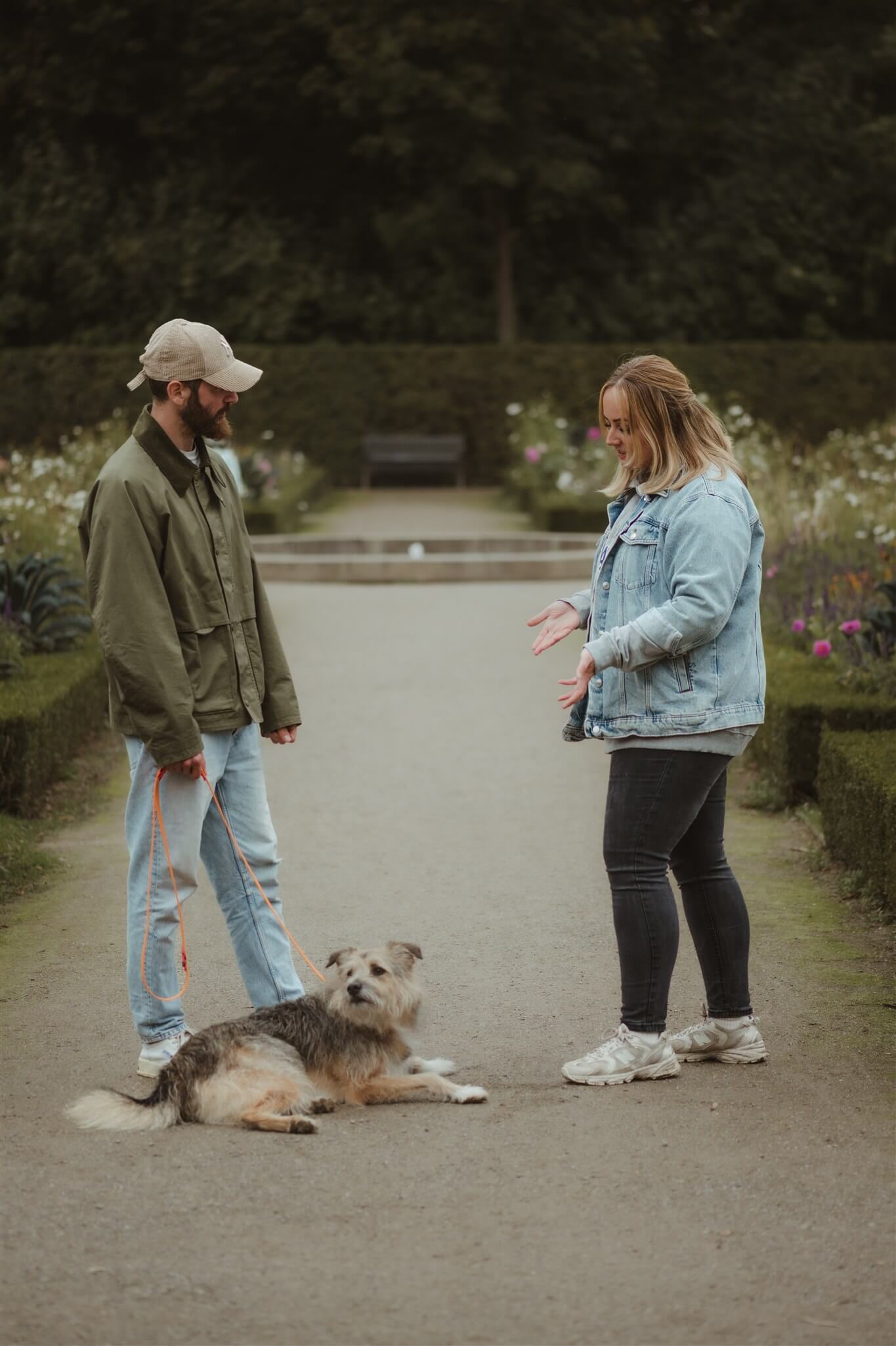 Als Hundetrainerin liegt mir die Beziehung zwischen Mensch und Hund besonders am Herzen. Deshalb arbeite ich zwar für Hunde aber in erster Linie mit Menschen. Ein Hund sollte das Leben bereichern und keine zusätzliche Belastung sein. Aus diesem Grund ist es mein Ziel, dich als Hundehalter:in handlungsfähig zu machen, damit du ein harmonisches Zusammenleben mit deinem Hund genießen kannst – auch ohne ständige Unterstützung. Ich betrachte meine Arbeit nicht als reines Hundetraining, sondern als ganzheitliches Mensch-Hund-Training. Es ist entscheidend, dass du in den Trainingsstunden verstehst, was du lernst, und dieses Wissen eigenständig in deinen Alltag integrierst. Nur durch deine aktive Mitarbeit wirst du langfristige Ziele im Training erreichen. Der Erfolg beruht darauf, dass du das Gelernte auch zwischen den Trainings effektiv umsetzt. So stärken wir gemeinsam eure Beziehungsstruktur.