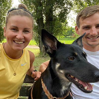 Kundin Sandra mit ihrer Hündin Lina gibt Feedback zum Hundetraining mit Anna.
