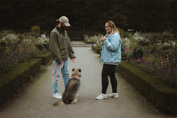 Erstgespräch vor Hundetraining: Anna Zohm von canisophie spricht mit Hunderhalter.